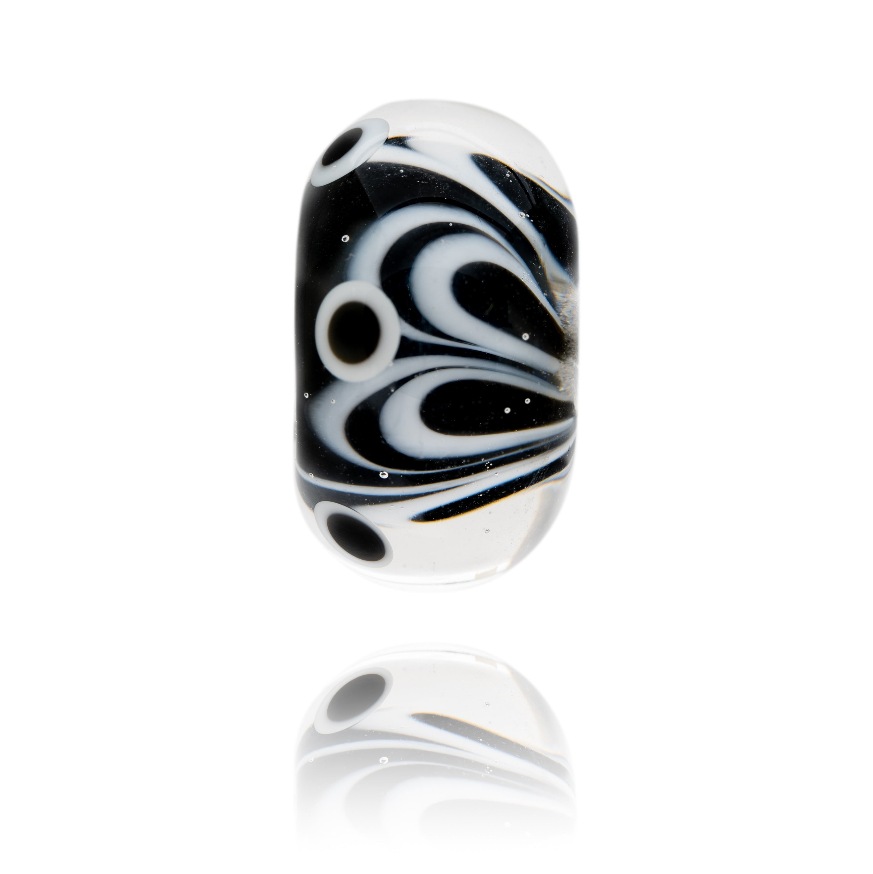 Black and white glass bead representing Nalu 2024.