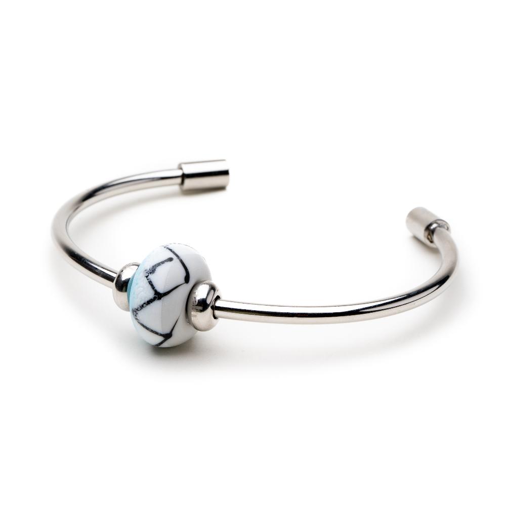 Silver baneful with grey and blue glass bead for Les Deux Alps on it.