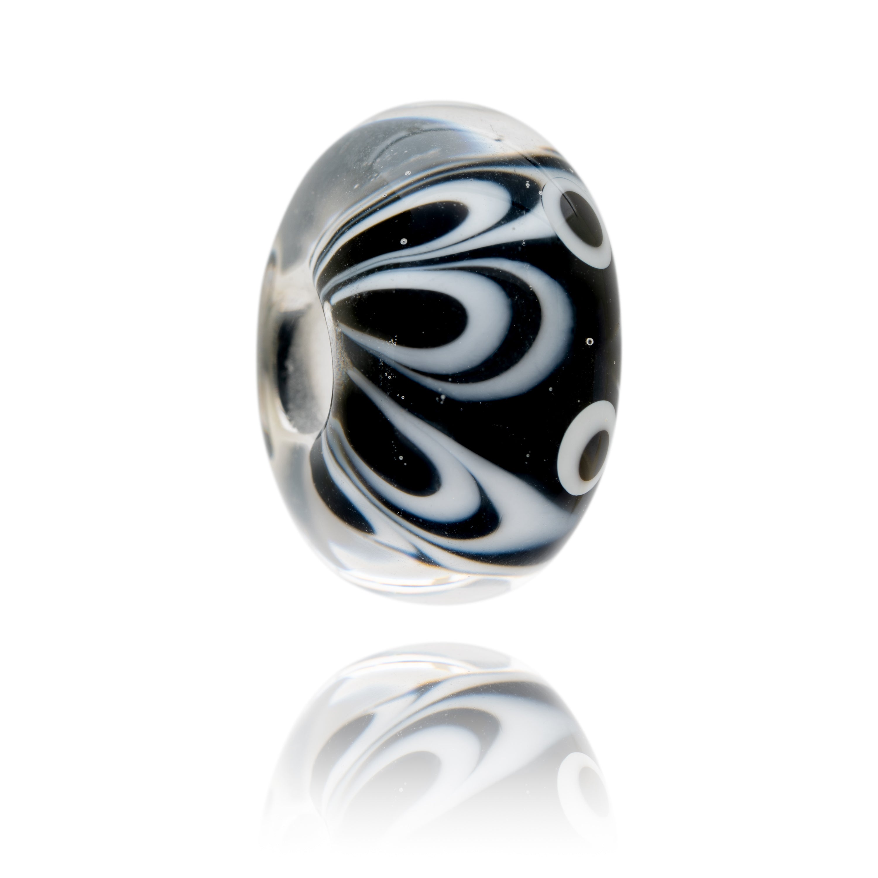Black and white glass bead representing Nalu 2024.